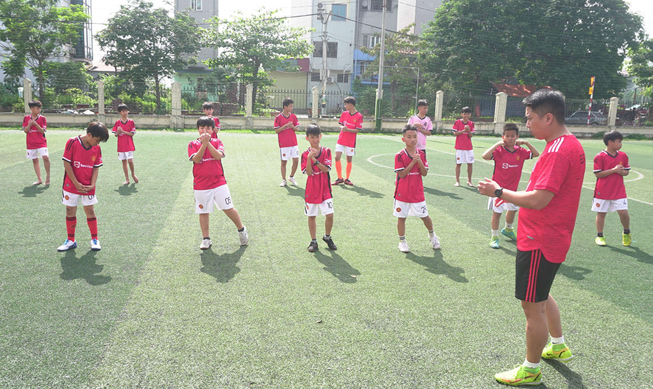 Buổi tập của lớp bóng đá thuộc trung tâm thể thao Panda sports